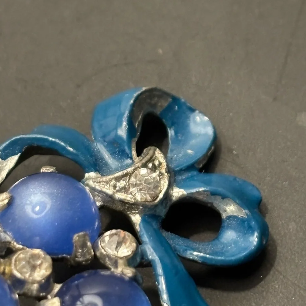 Vintage 1940s unsigned Coro moonglow carbochon blue stones flower basket brooch